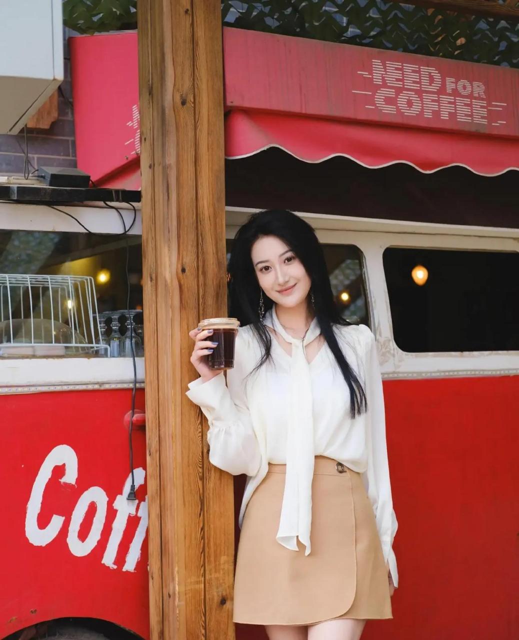 北影校花王沛然,穿着白衬衣黄短裙,潇洒享受咖啡,太美了