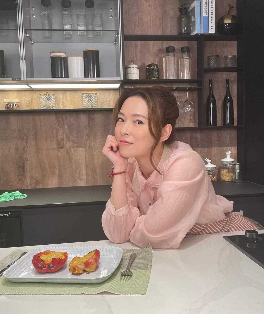 香港著名演员郭晋安的老婆欧倩怡生活照,她现在看起来依然漂亮[打call