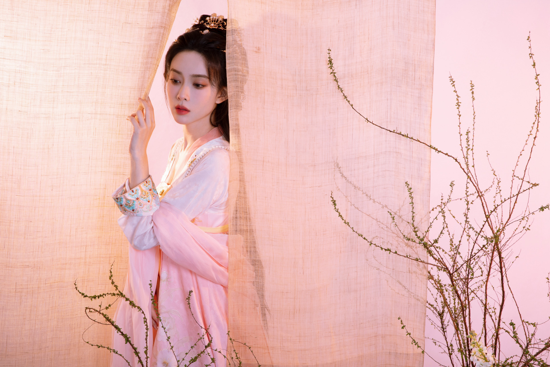 孟子义身着一袭粉色的古装长裙,如同从古代走来的仙子,惊艳了全场