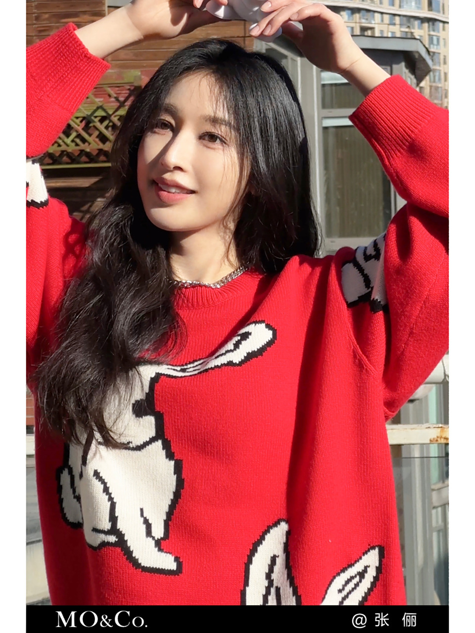演员张俪穿着mo&co.冬季新款兔子毛衣拍摄私服照.