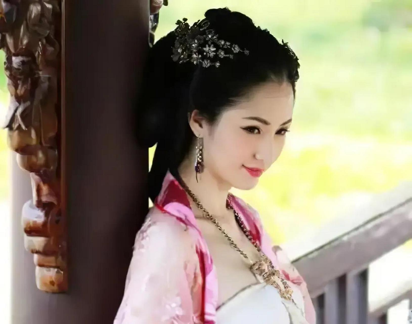 252年,71岁的孙权病重,20岁出头的潘皇后日夜照顾,疲惫不堪.