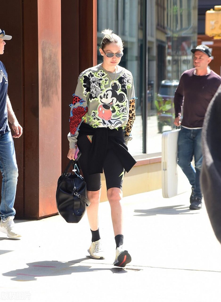 超模吉吉·哈迪德(gigi hadid)纽约街拍,卡通印花t恤搭配骑行短裤