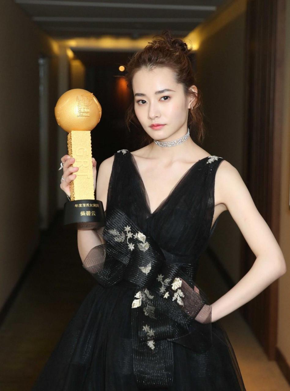 柴碧云一袭露背黑色礼服性感亮相,腰间的蝴蝶结设计精巧别致,恰如其分