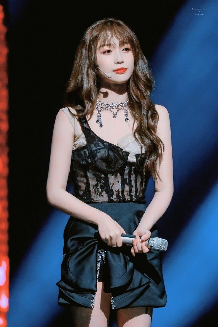 星闻#  虞书欣粉黑蕾丝吊带~ 怎么没人提封神的这套?