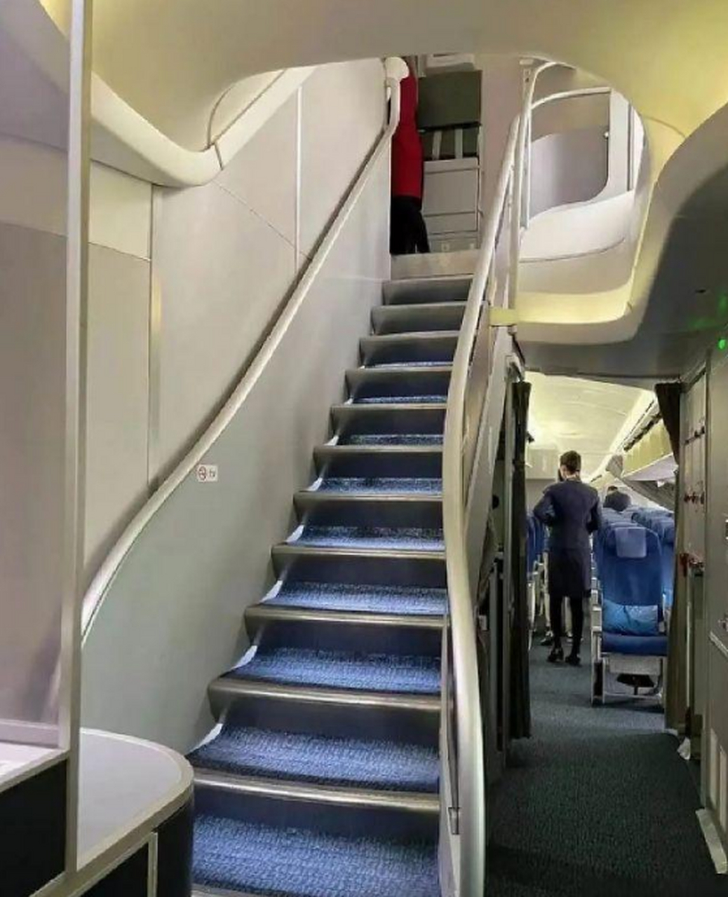 波音747和380都是双层的 驾驶室,公务舱在上层 头等舱和经济舱在