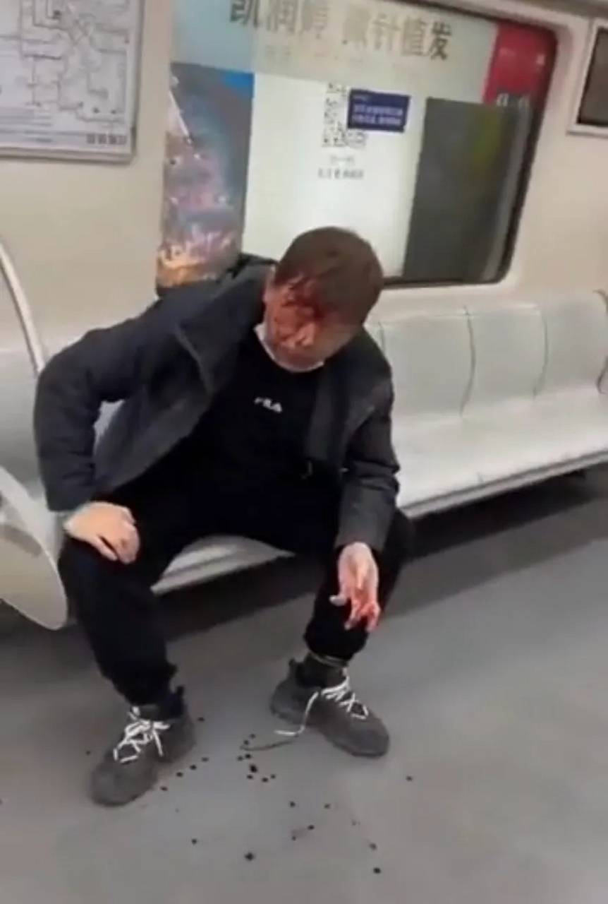 天津地铁2号线车厢内,两名男子因座位问题突然大打出手.