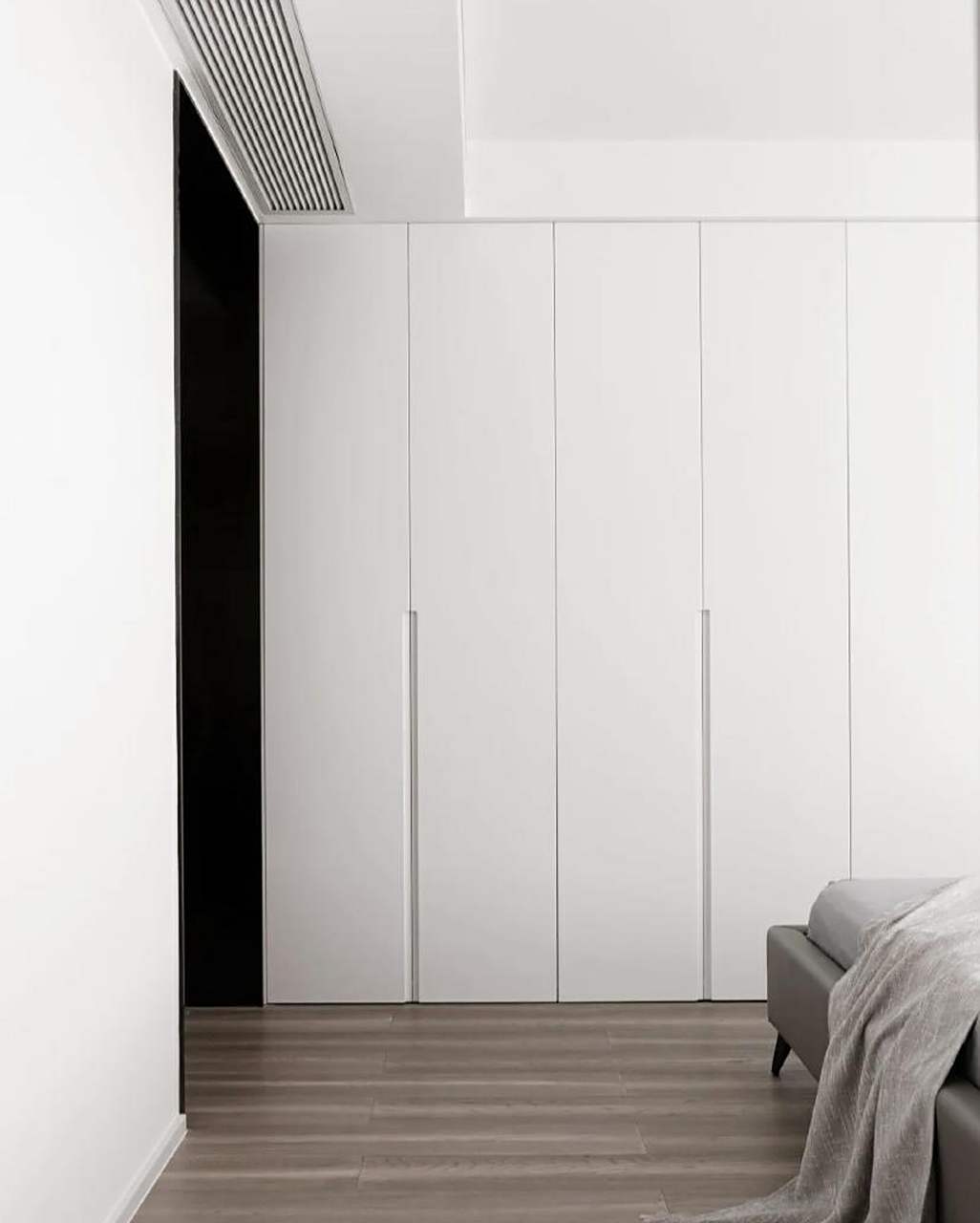 排序有致~颜值与实用并存~ 通顶的衣柜,柜门用了暗槽拉手,视觉上干净