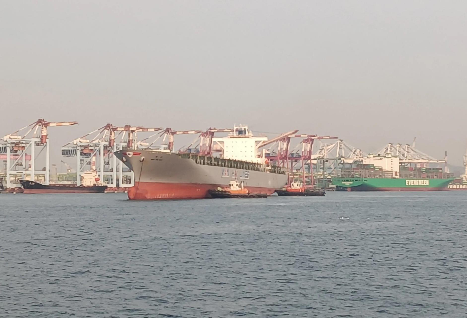 今天看到一条万海的集装箱船好像在高雄港里面下锚,看到锚链有下水