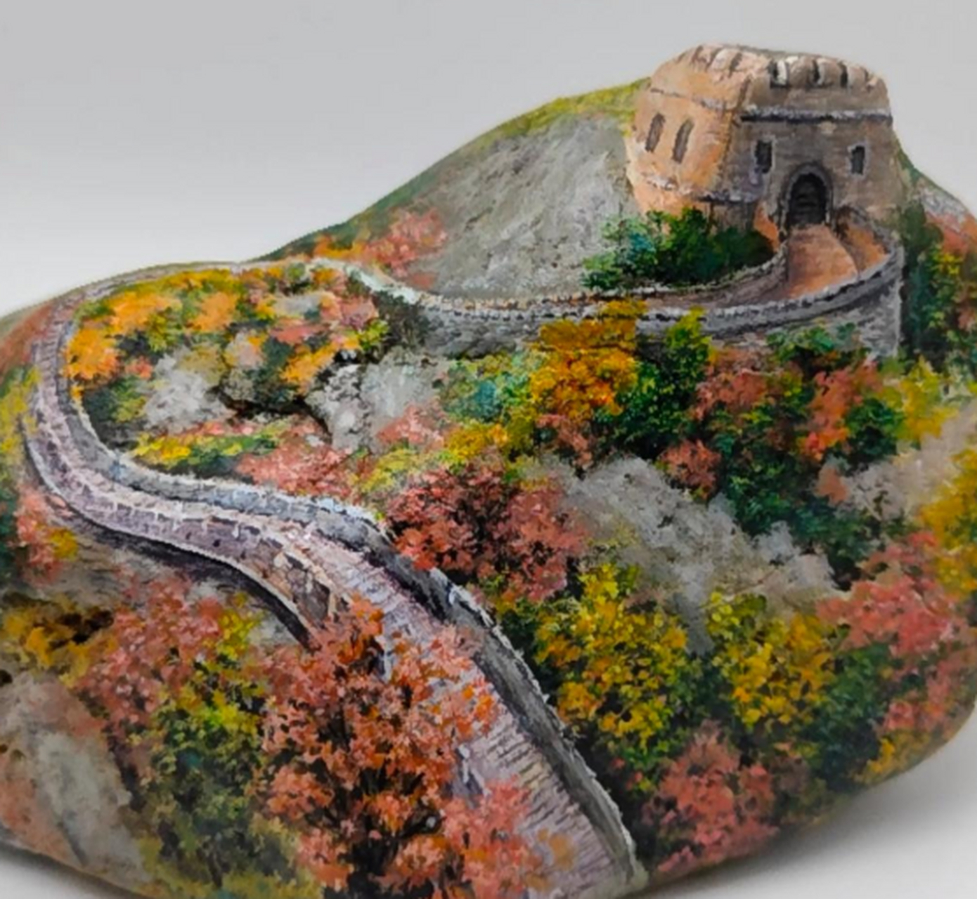 一块石头竟然被彩绘成这样,是不是真的有了另一番味道