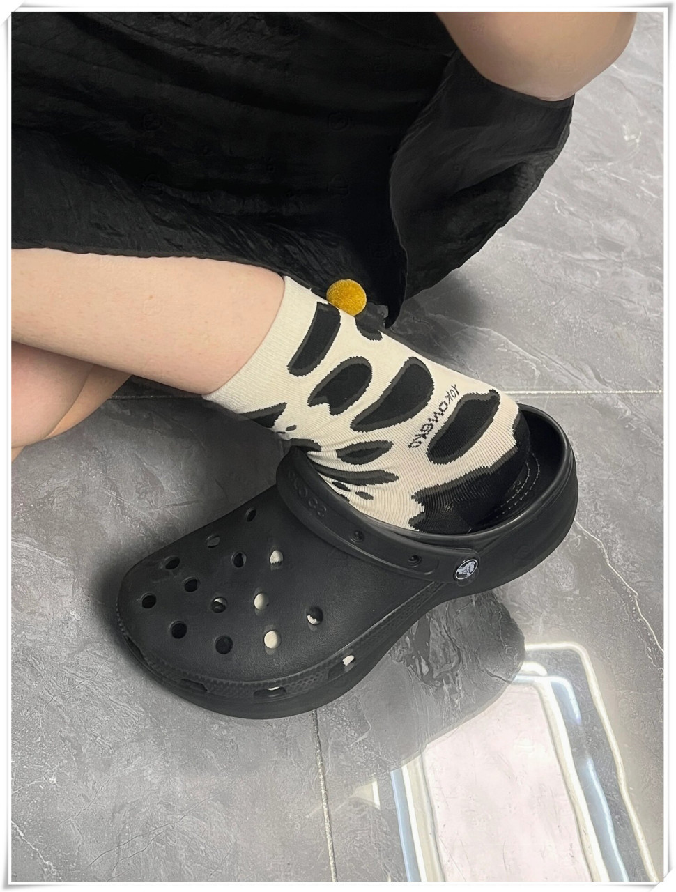 别管别人怎么说,我就是喜欢穿洞洞鞋搭配袜子!