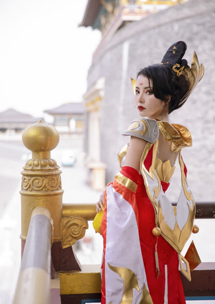 cos秀#《王者荣耀》中风姿绰约的法师英雄"武则天"的cos,拍摄地步禁