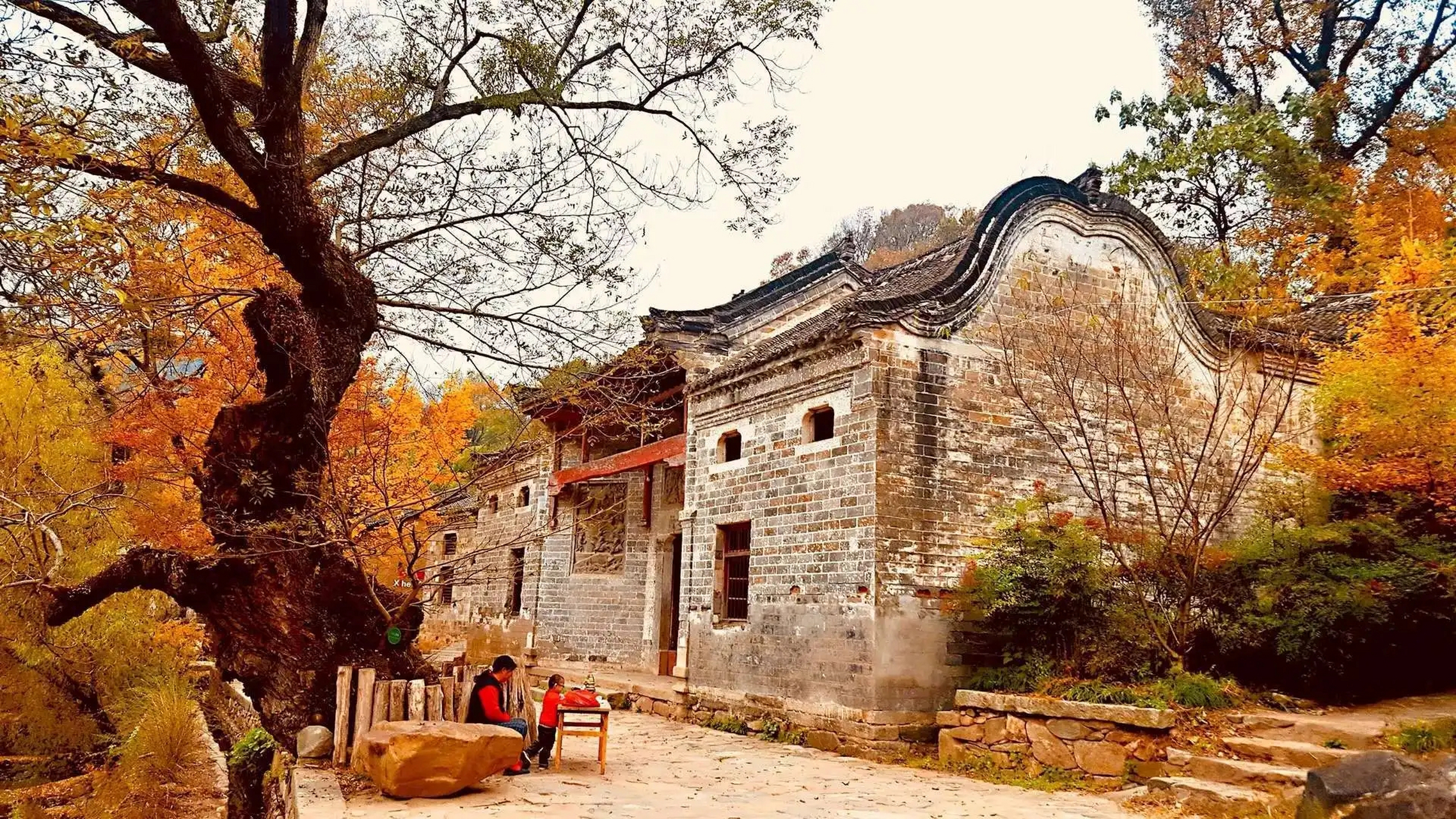 西河湾村位于河南省信阳市新县周河乡,地处大别山余脉,山峦叠嶂,绿水