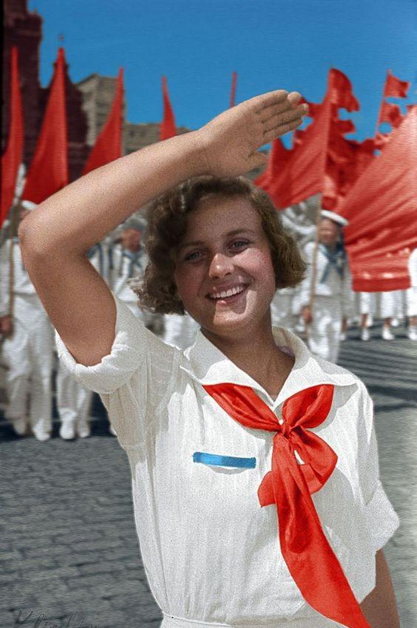 领动计划# 1938年,一名前苏联的少女戴着红领巾行礼,她的脸上露出了