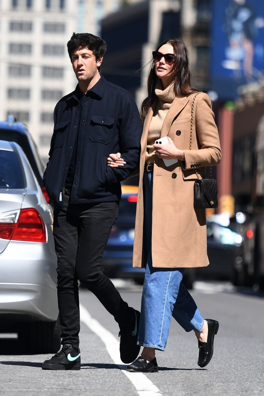超模karlie kloss和丈夫joshua kushner在纽约外出的街拍!