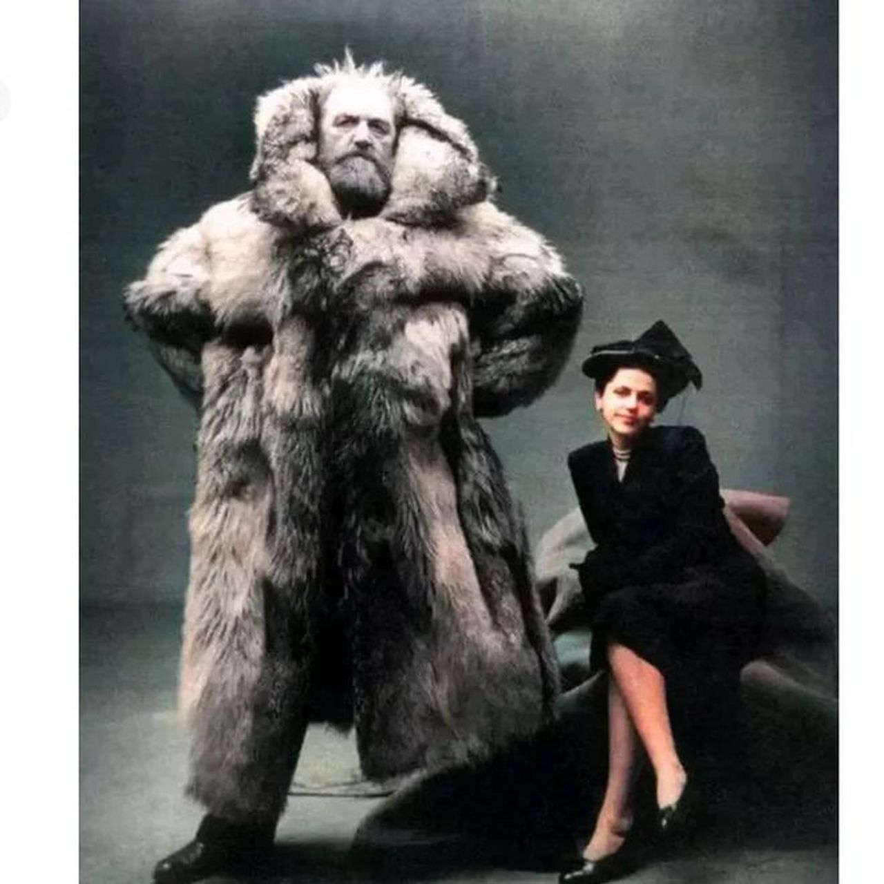 1947年,一位北极探险家穿着一件厚厚的北极熊毛皮外套,在雪地中与他的