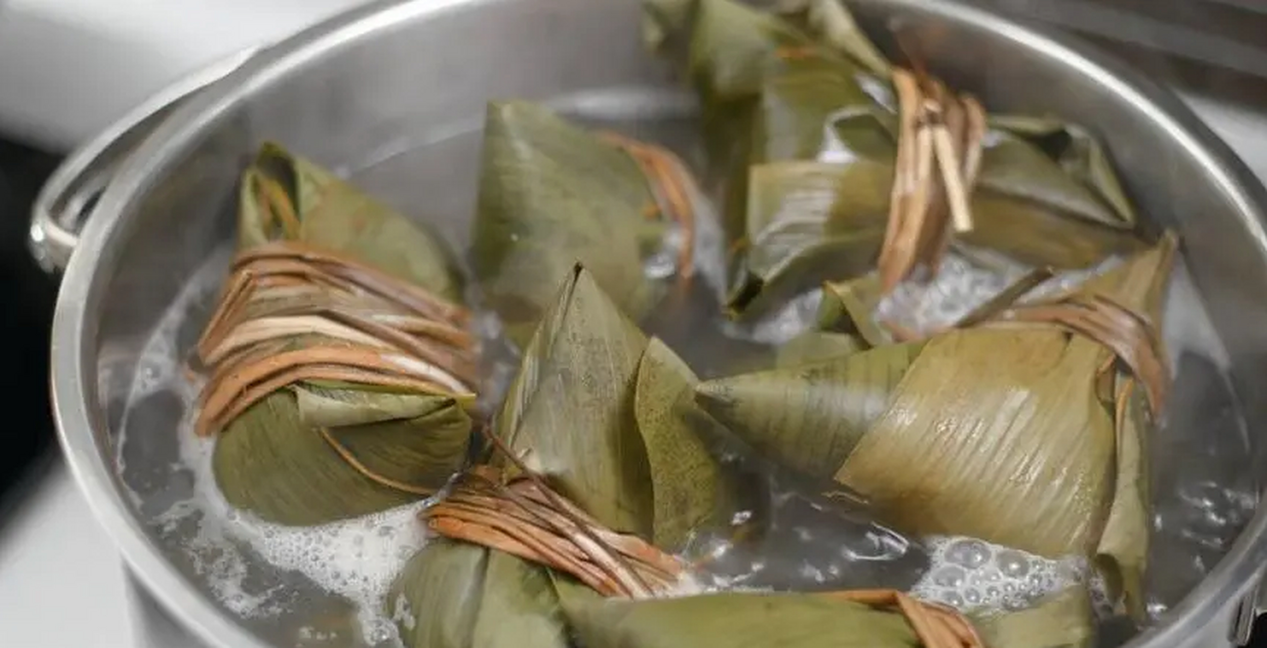 煮粽子,只用清水是大错,多加2样料,不夹生不漏米,软糯又香甜 还有20多