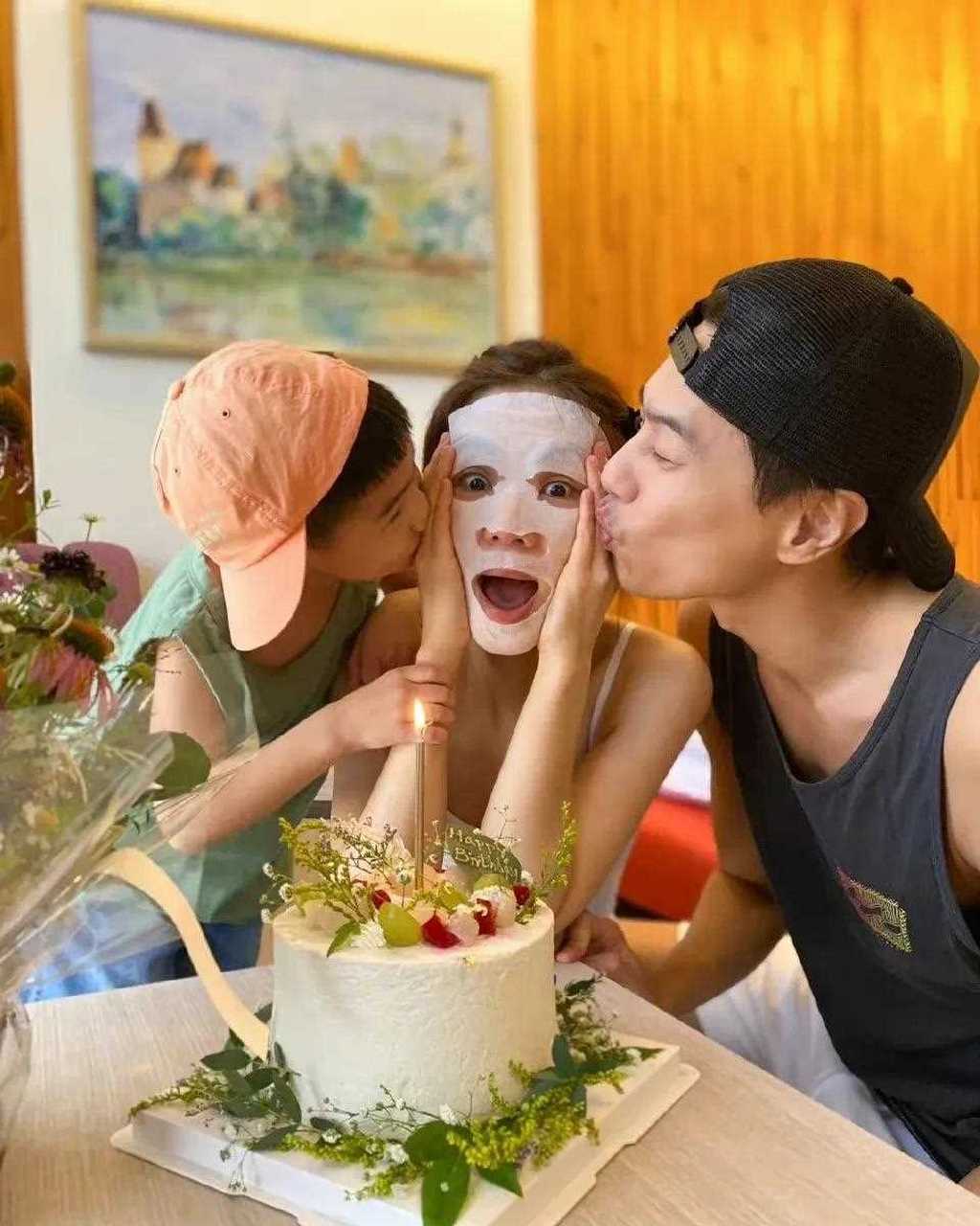 [悠闲]  6月18号是ella陈嘉桦41岁生日,晒出了自己的庆生照,两位猛男