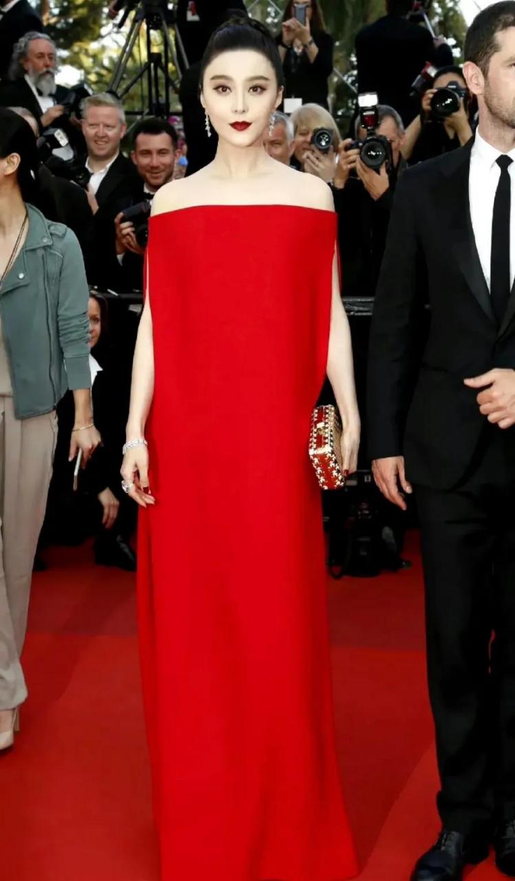 2017年戛纳范冰冰红毯 一字肩的红色礼服,超美的呀!