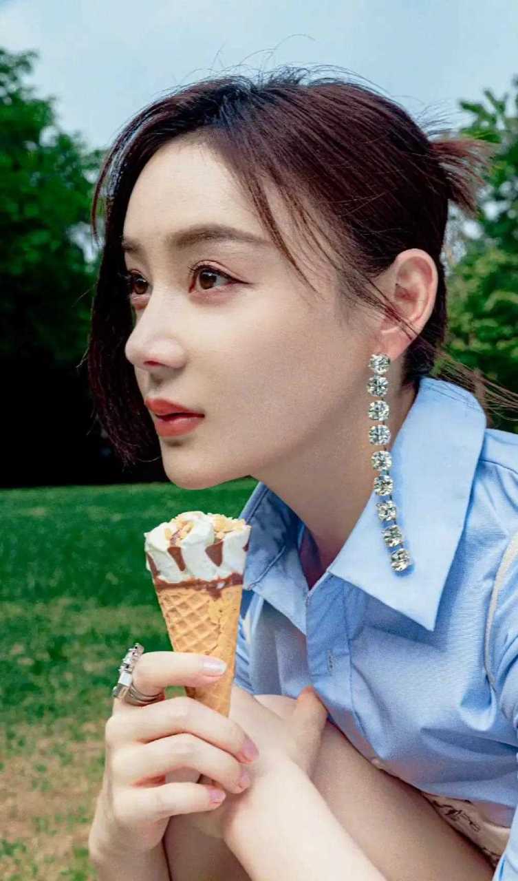 今天我们一起来看看,女演员袁姗姗惊艳写真照片,就是漂亮吧!