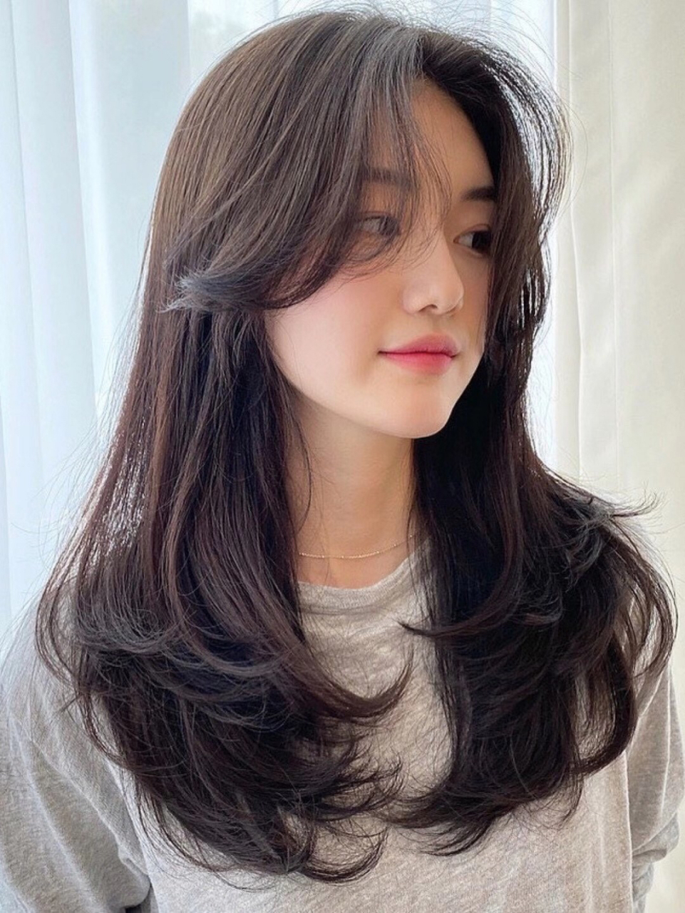 烫发方面运用了八字外翻内扣形式电棒蓬松气垫烫,分层打造轻盈的发量