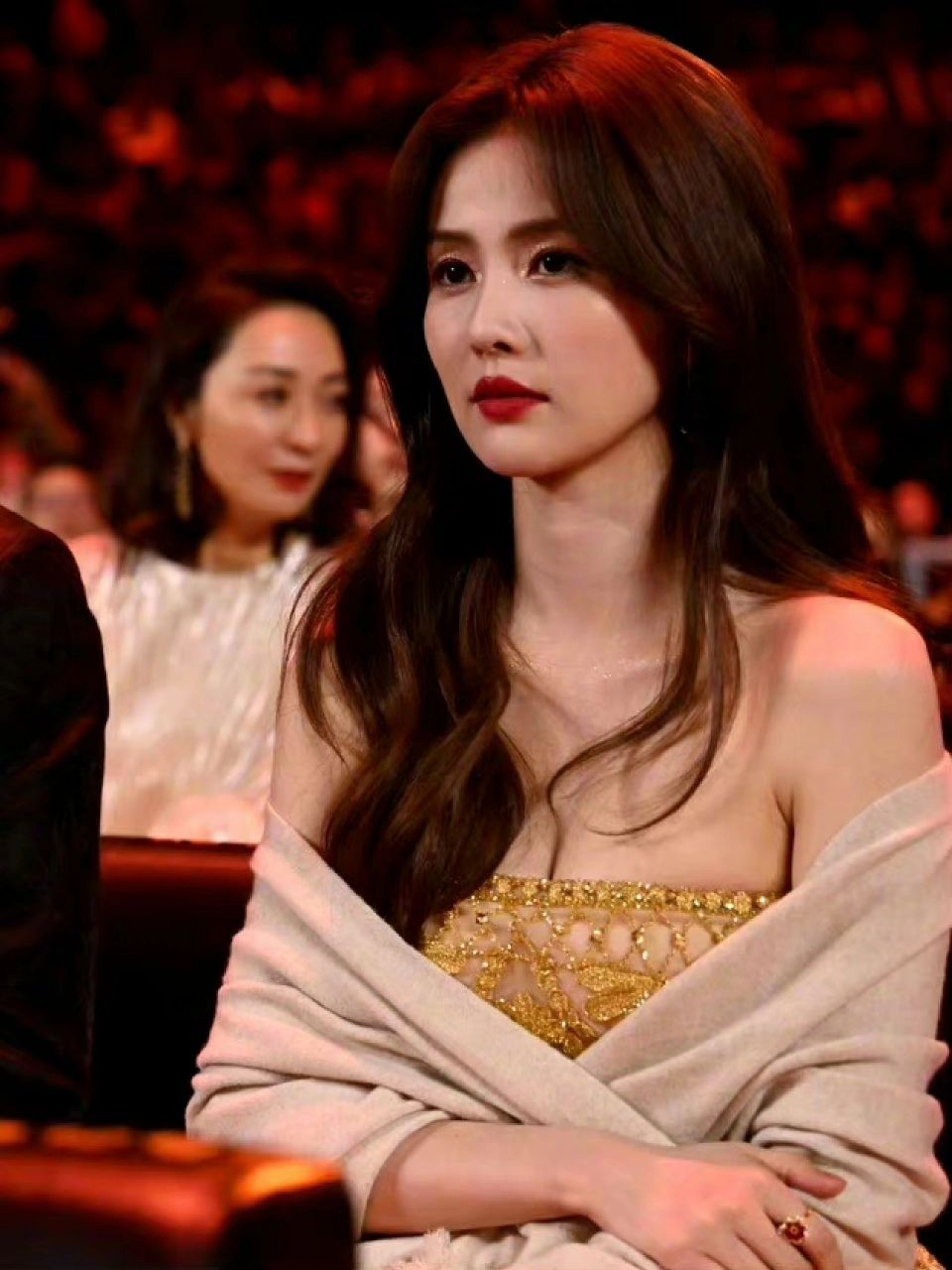 白鹿着金色礼服出席活动现场,大秀傲人事业线,美得不可方物