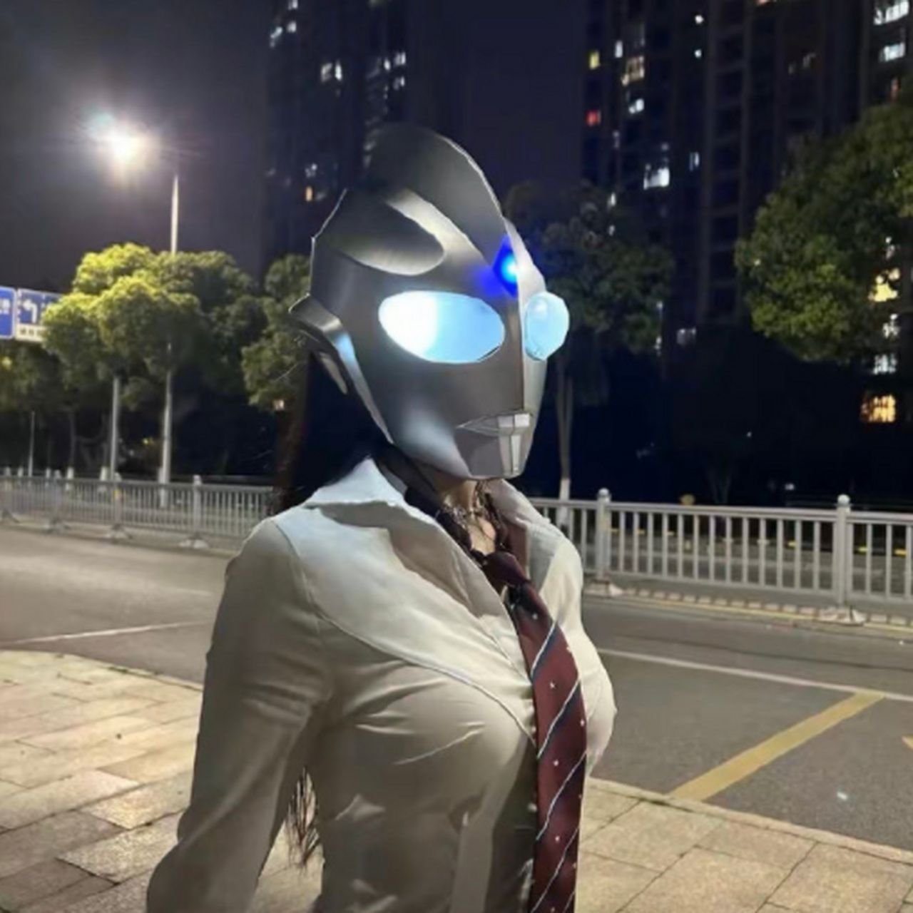 大晚上逛街时发现了一个野生奥特曼[二哈]