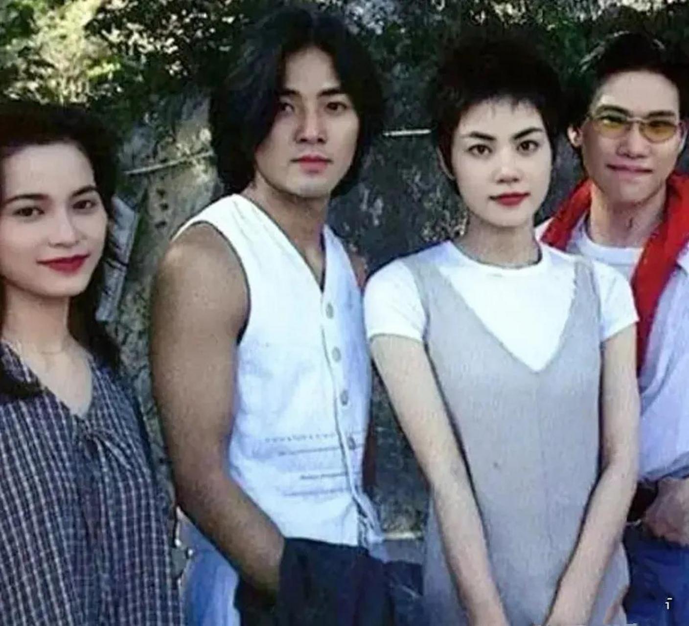 1990年,年轻的王菲和郑伊健一起拍摄了一张合影,旁边还有两位当时备受