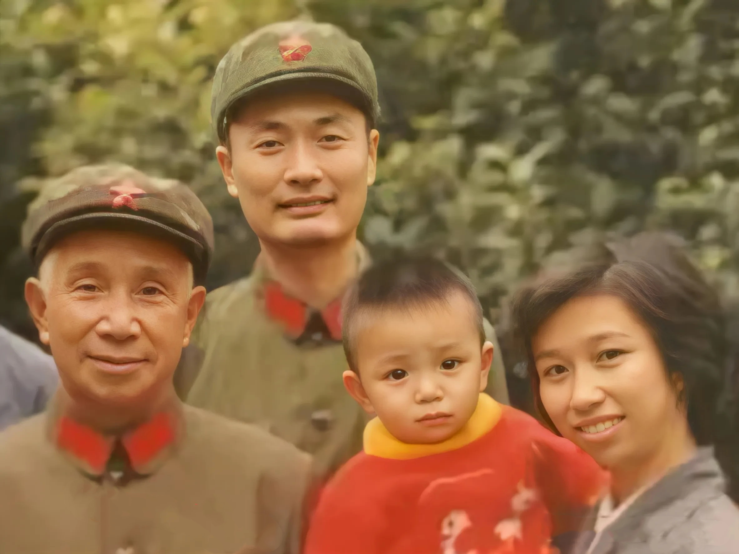 粟裕将军晚年的全家福,女儿长得真像他!