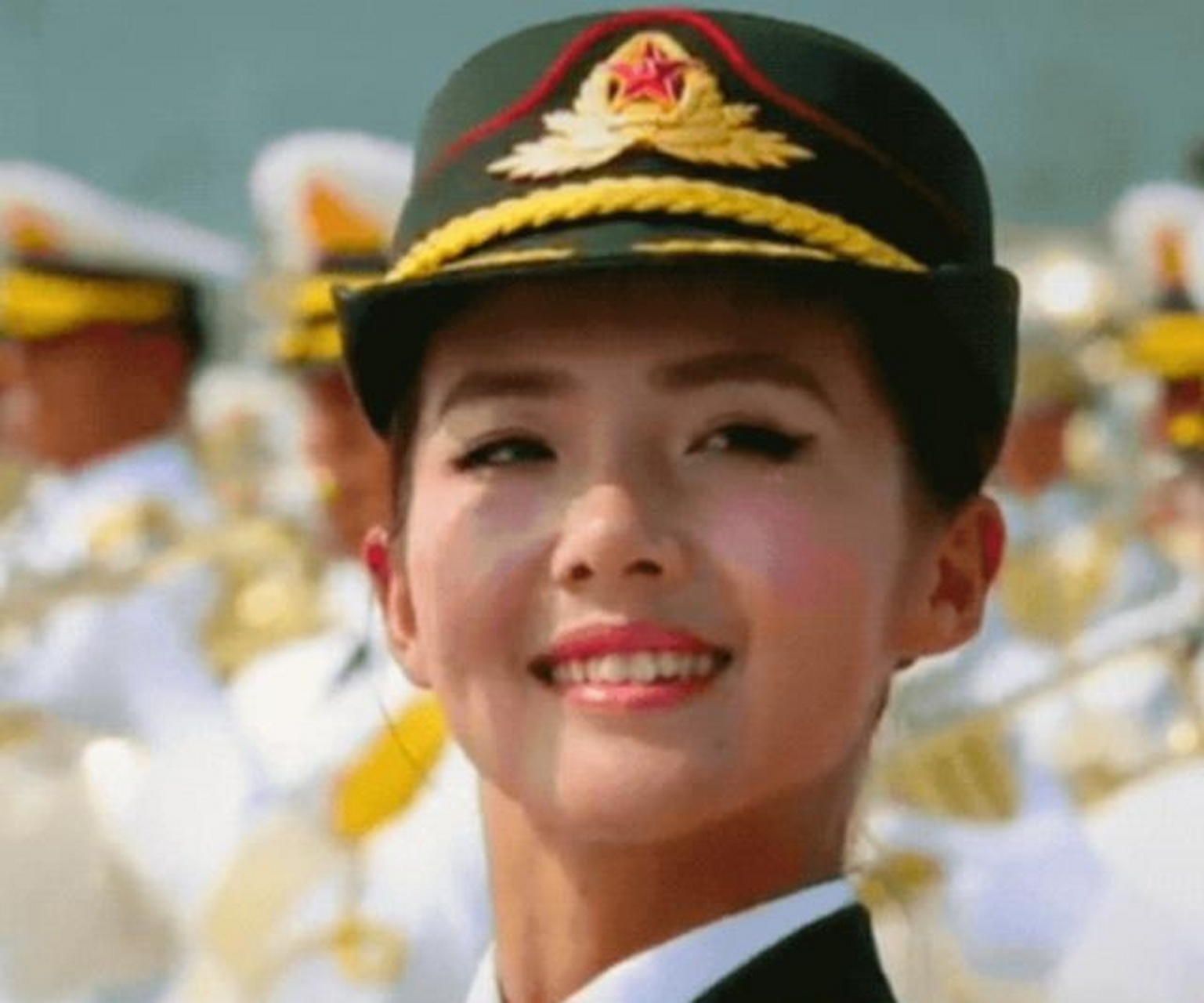 该女兵叫做高远,非常巧的是,张译在热播的电影里的角色名也叫做高远.