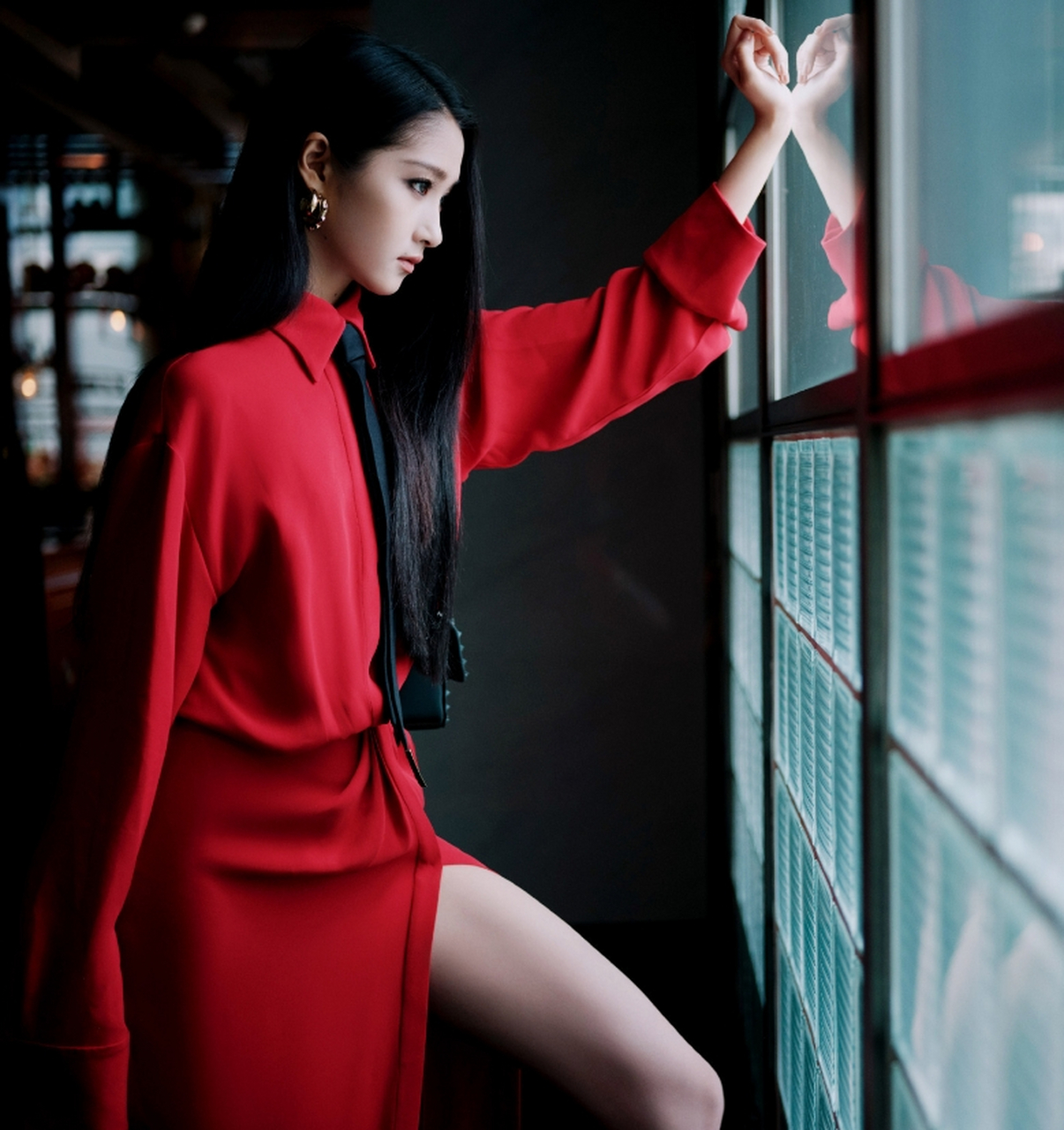 高贵冷艳,性感撩人的#关晓彤# 浓艳烟熏妆,穿高开叉红裙,修长美腿大秀