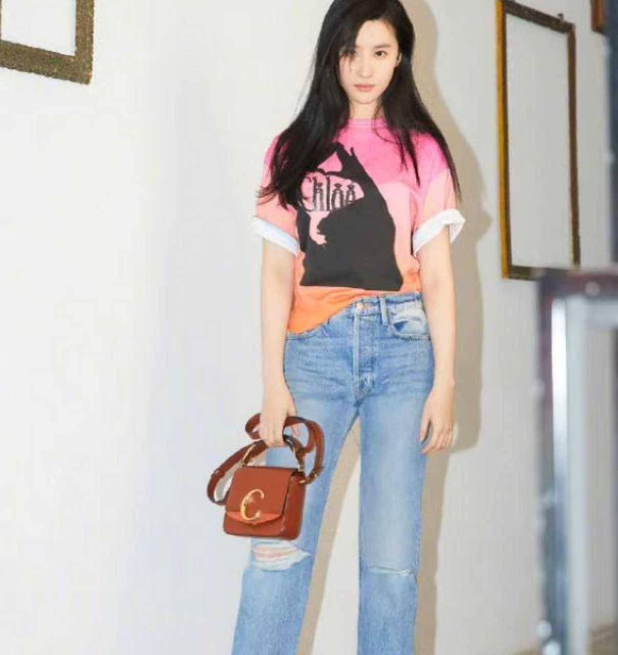 刘亦菲体恤配牛仔裤展示休闲春日风!#刘亦菲