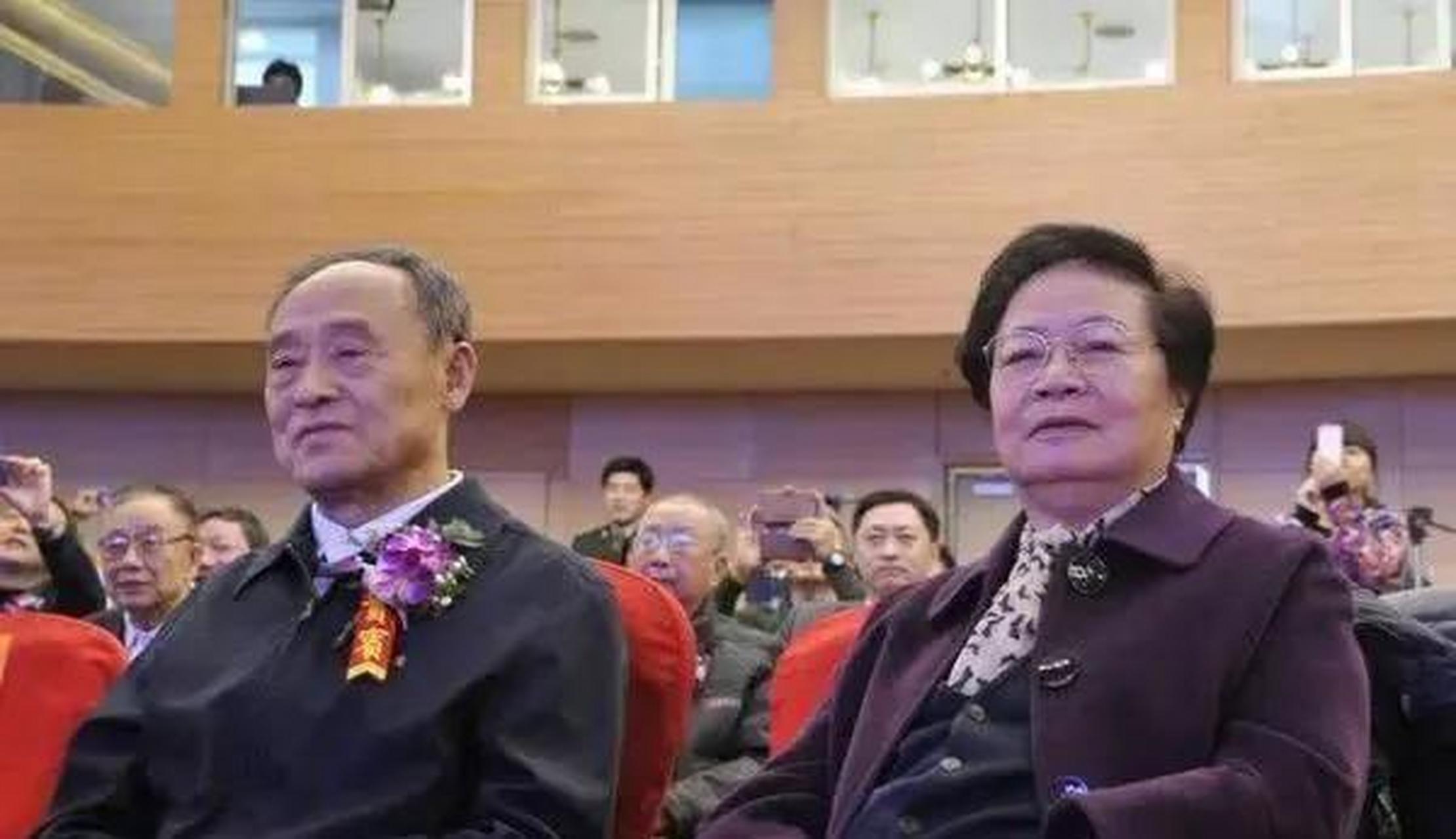 领动计划# 这是聂荣臻元帅的女儿聂力,女婿丁衡高出席活动时拍的掌