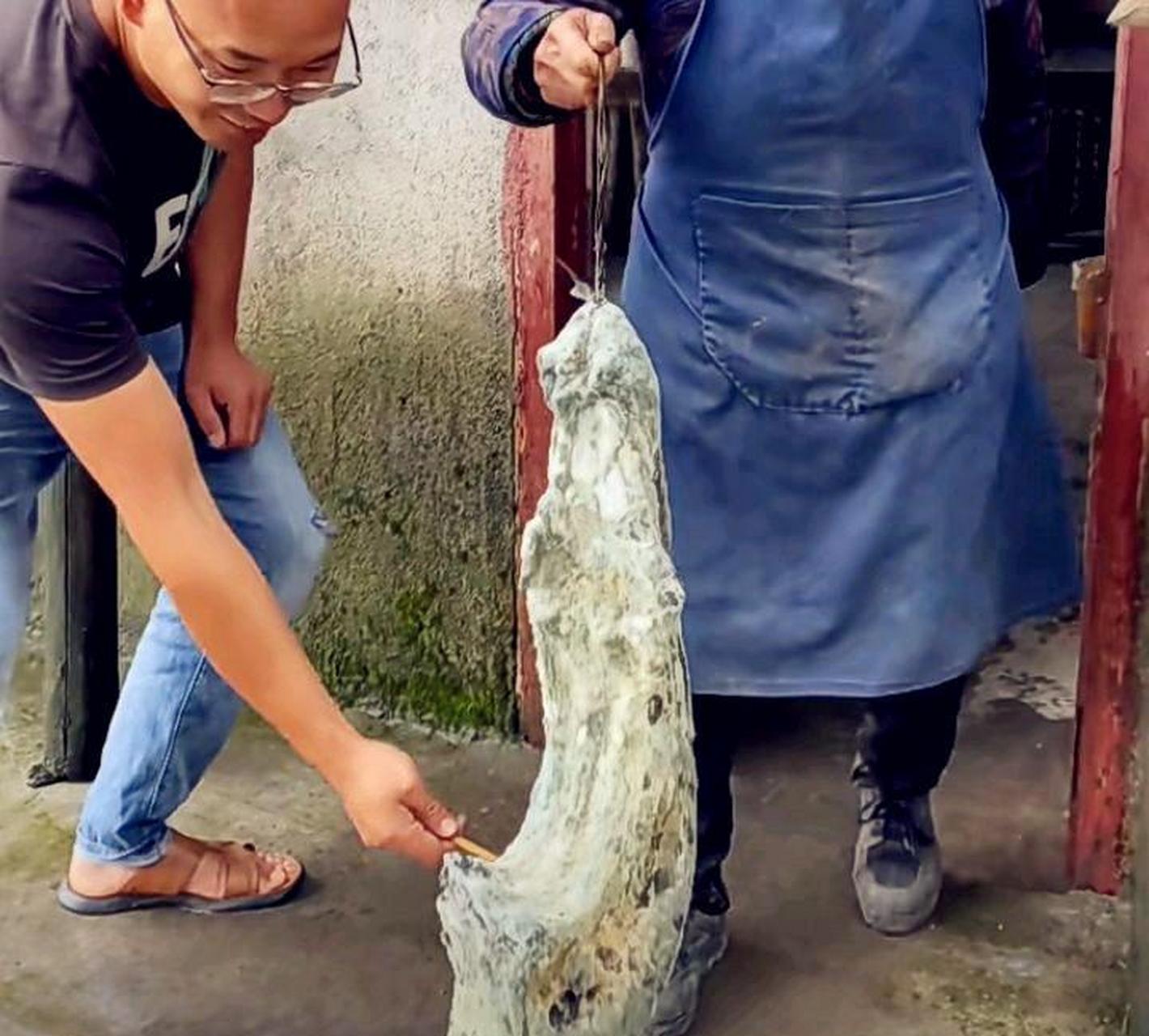 大娘说是好东西,这腊肉满满的黄曲霉素,真的还能吃吗,是我不识货吗?