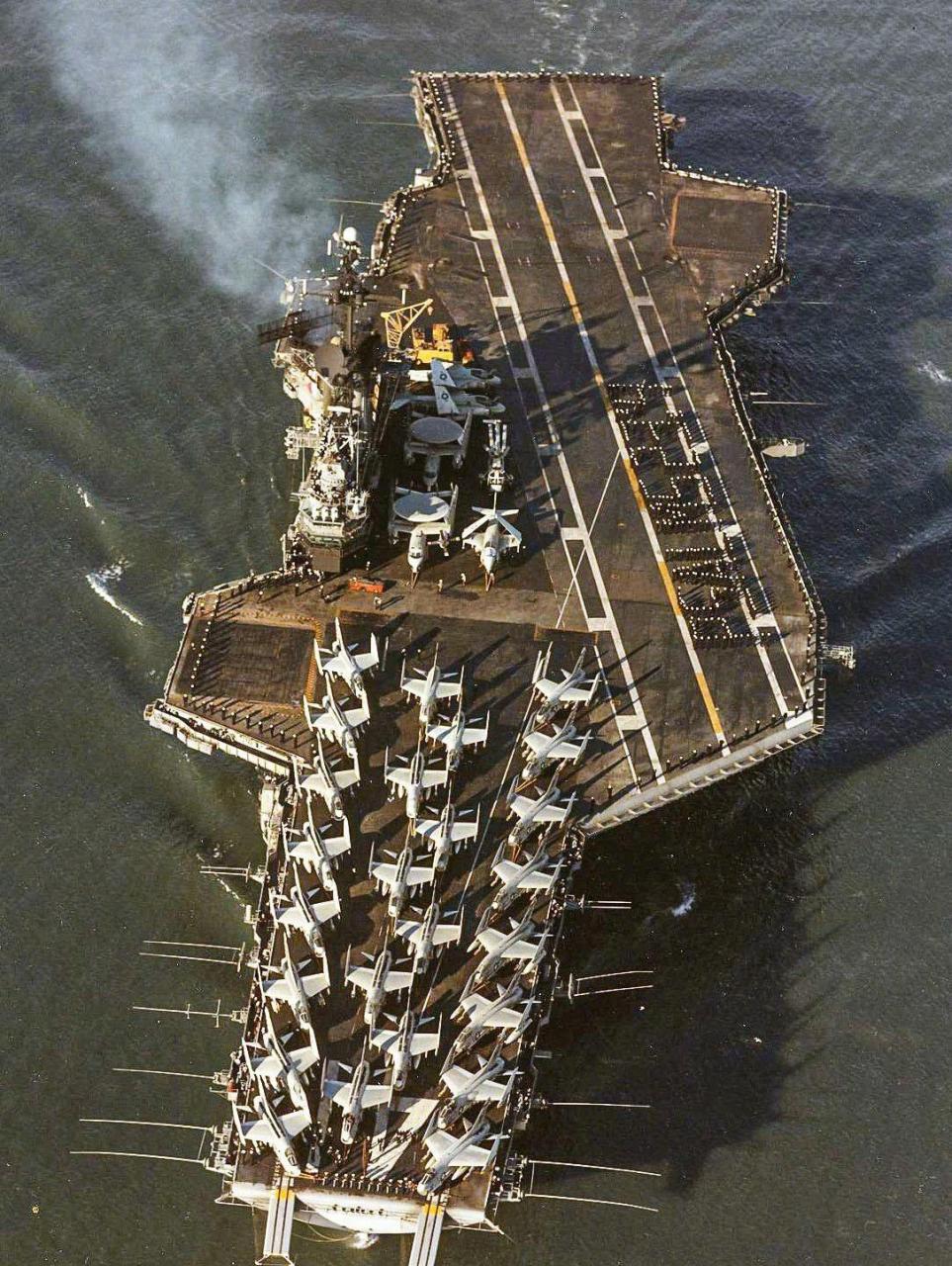 现代航母始祖,70年代美国海军cva-41"中途岛"号航空母舰,1945年9月入