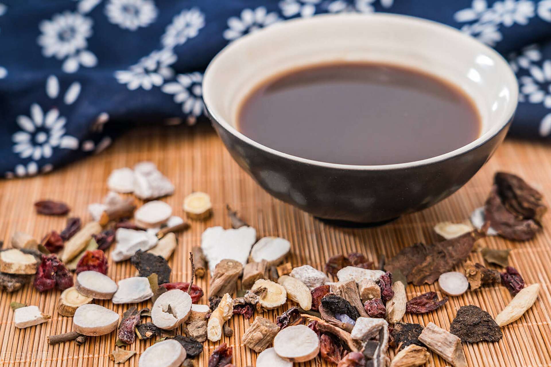 大承气汤:峻下热结  组成:大黄,厚朴,枳实,芒硝.  用法:水煎服.