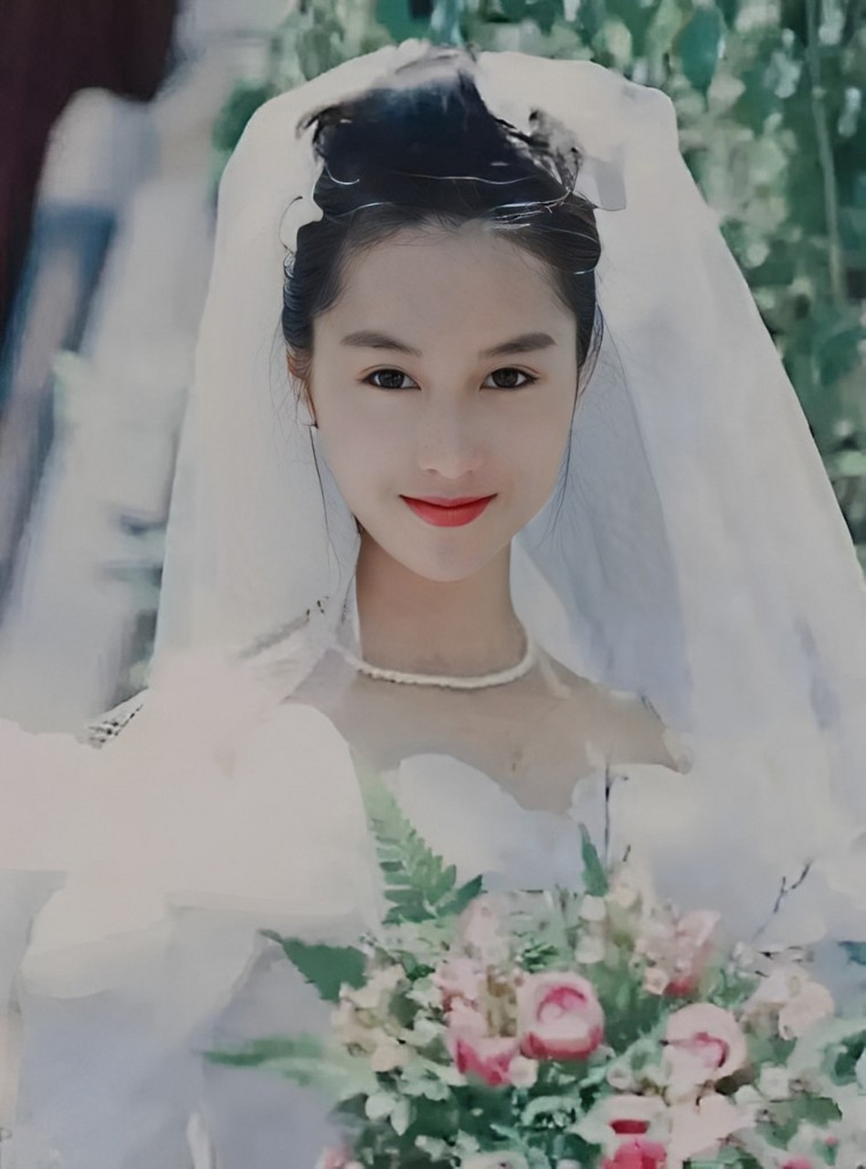 照片中"紫霞仙子"朱茵身穿一身洁白婚纱,艳丽动人,美得不食人间烟火