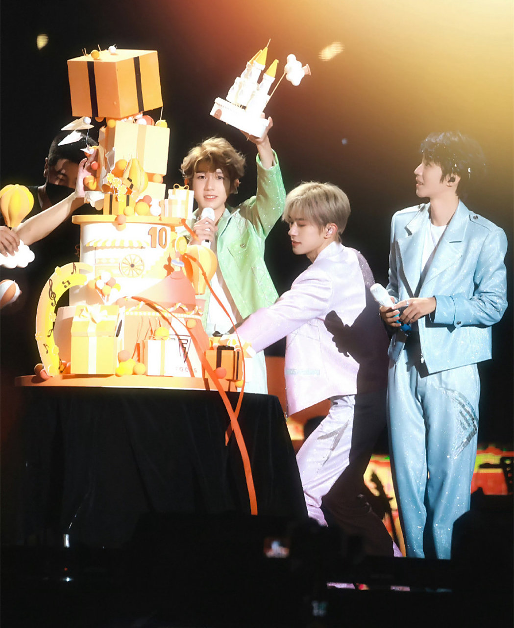 幸亏,王俊凯,易烊千玺,王俊凯都站在一边,如果蛋糕一个不小心掉在