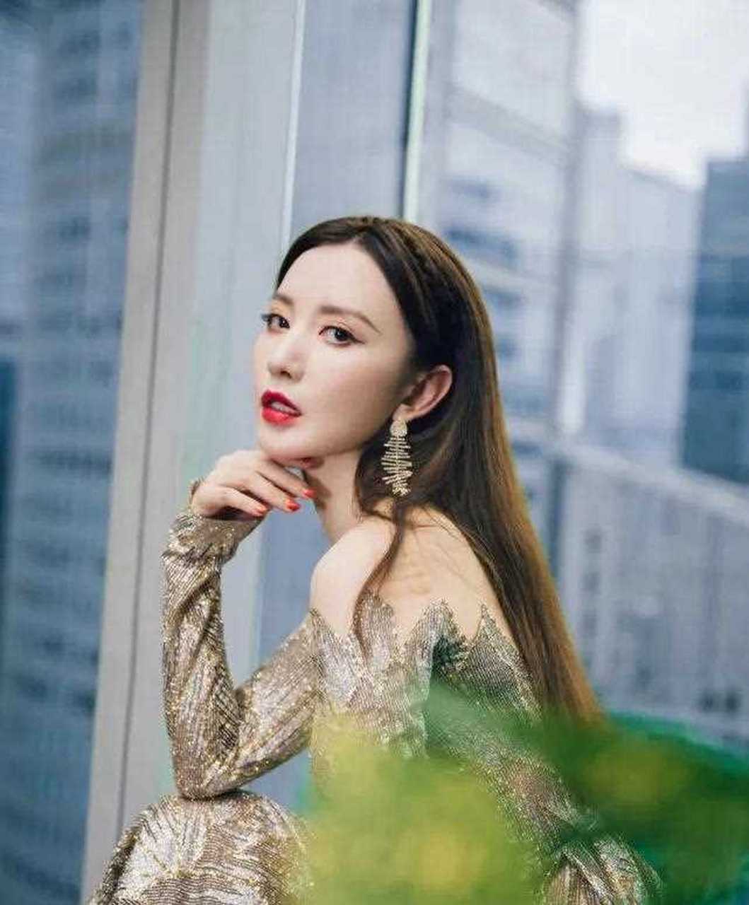 张萌不愧是耀客老板娘,穿香槟色礼服典雅高贵,美得让人心动