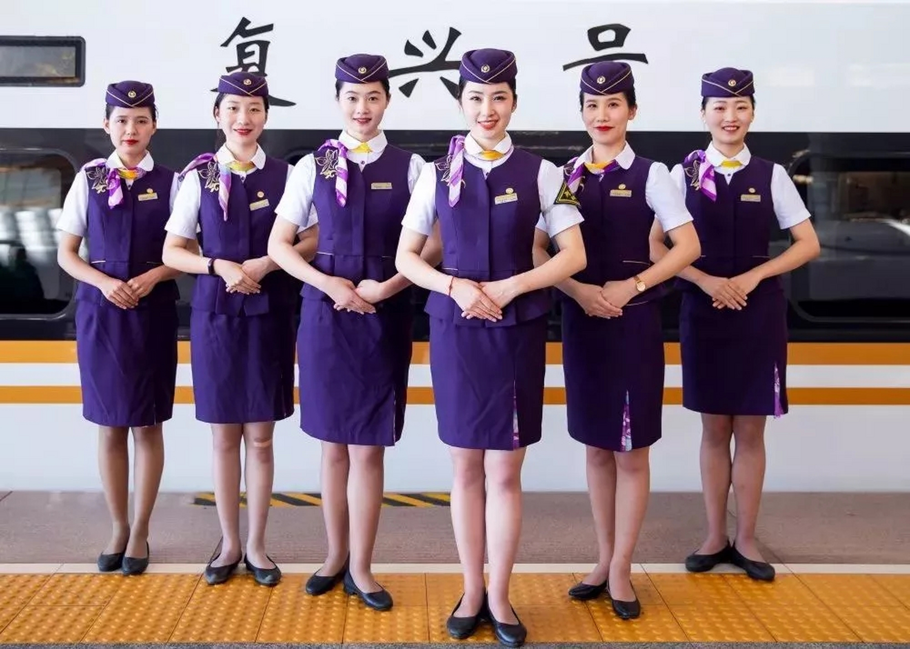 在深圳高铁上做乘务员工作的薪资怎么样!