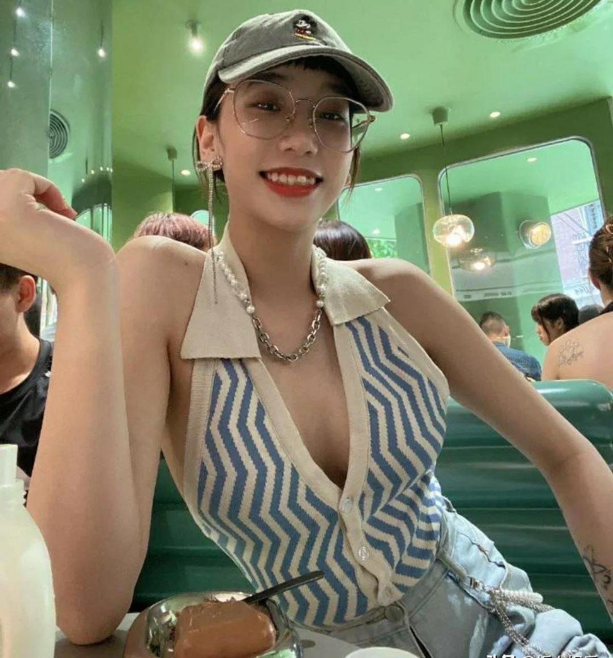 gif创作人# 何美延身材太有料了,v领上衣挡不住事业线,巴掌脸配齐