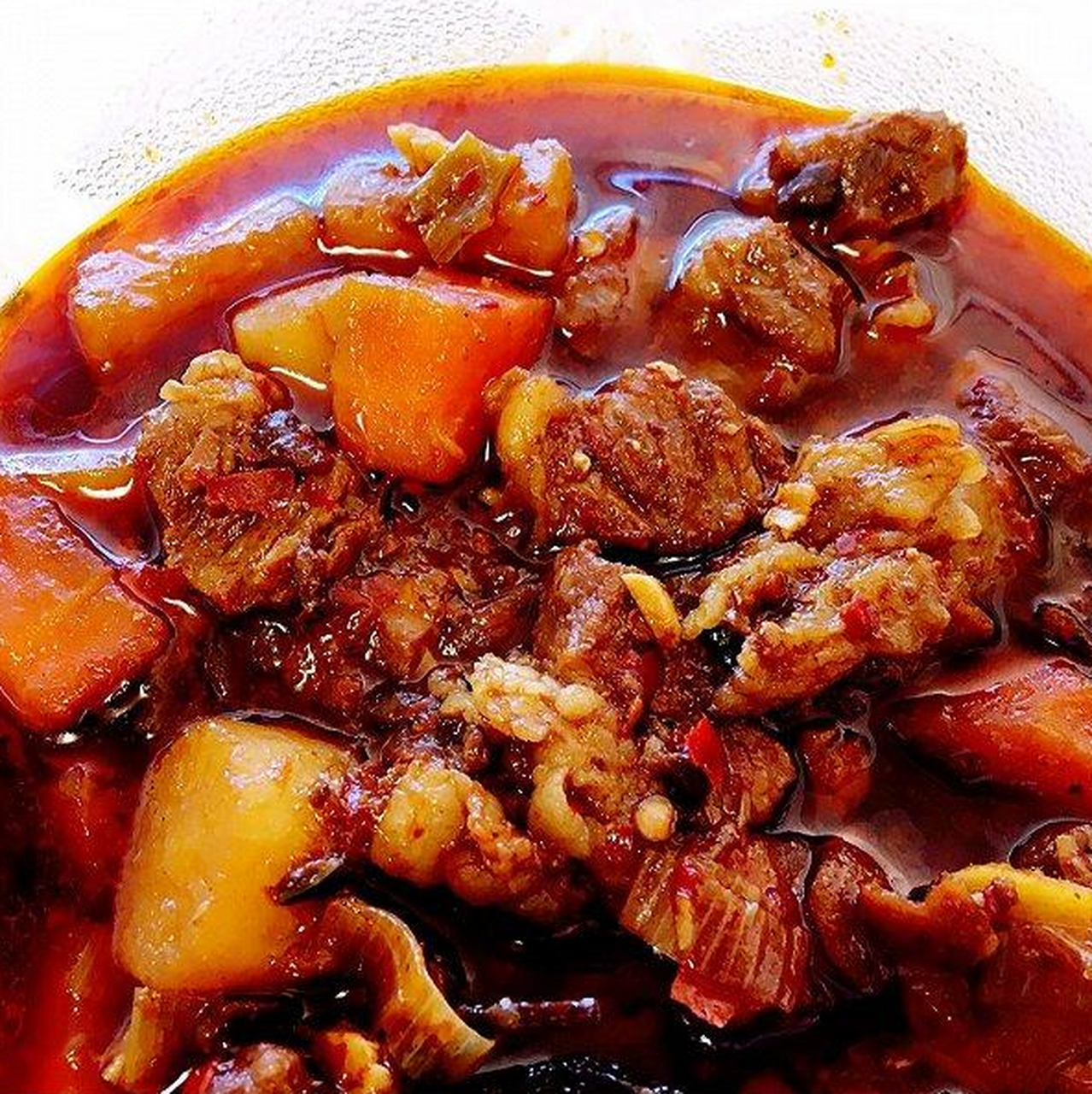 红烧牛肉是一道传统菜品,口味麻辣