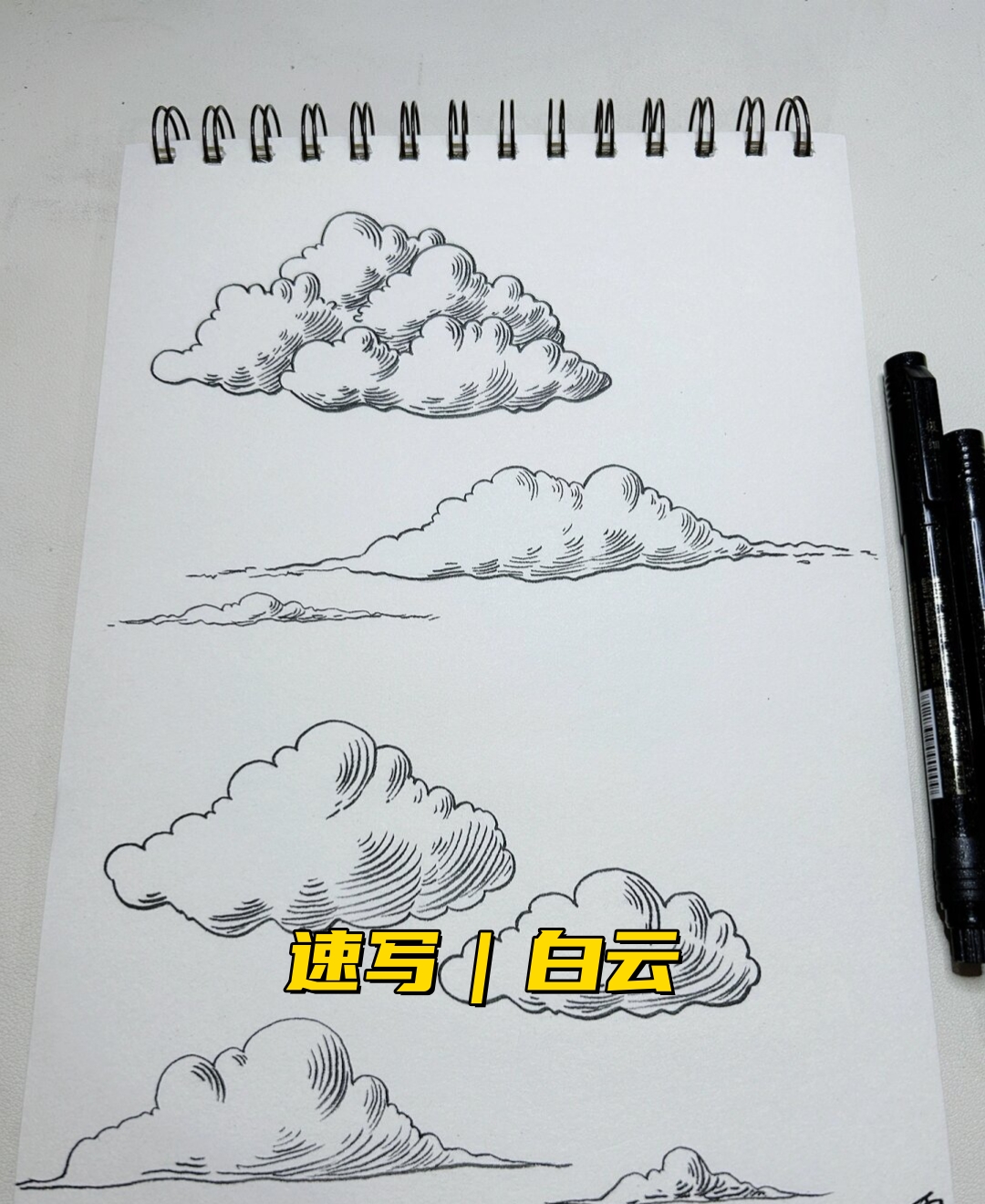 傍晚白云:在傍晚时分,天空中的云彩被夕阳的余晖染