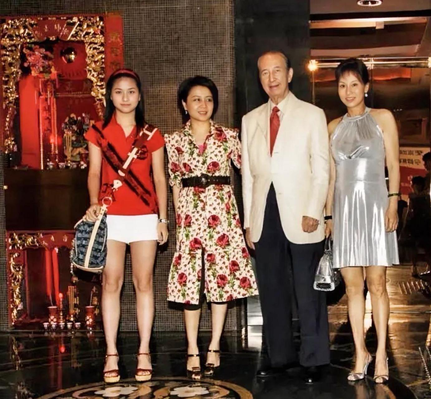 赌王三太四太罕见同框照 三太还是有气质些呀!