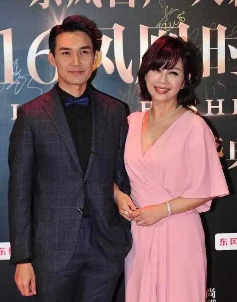 陈松伶和小9岁老公陈铎出席活动,穿身粉裙好显嫩,完全看不出已经51岁