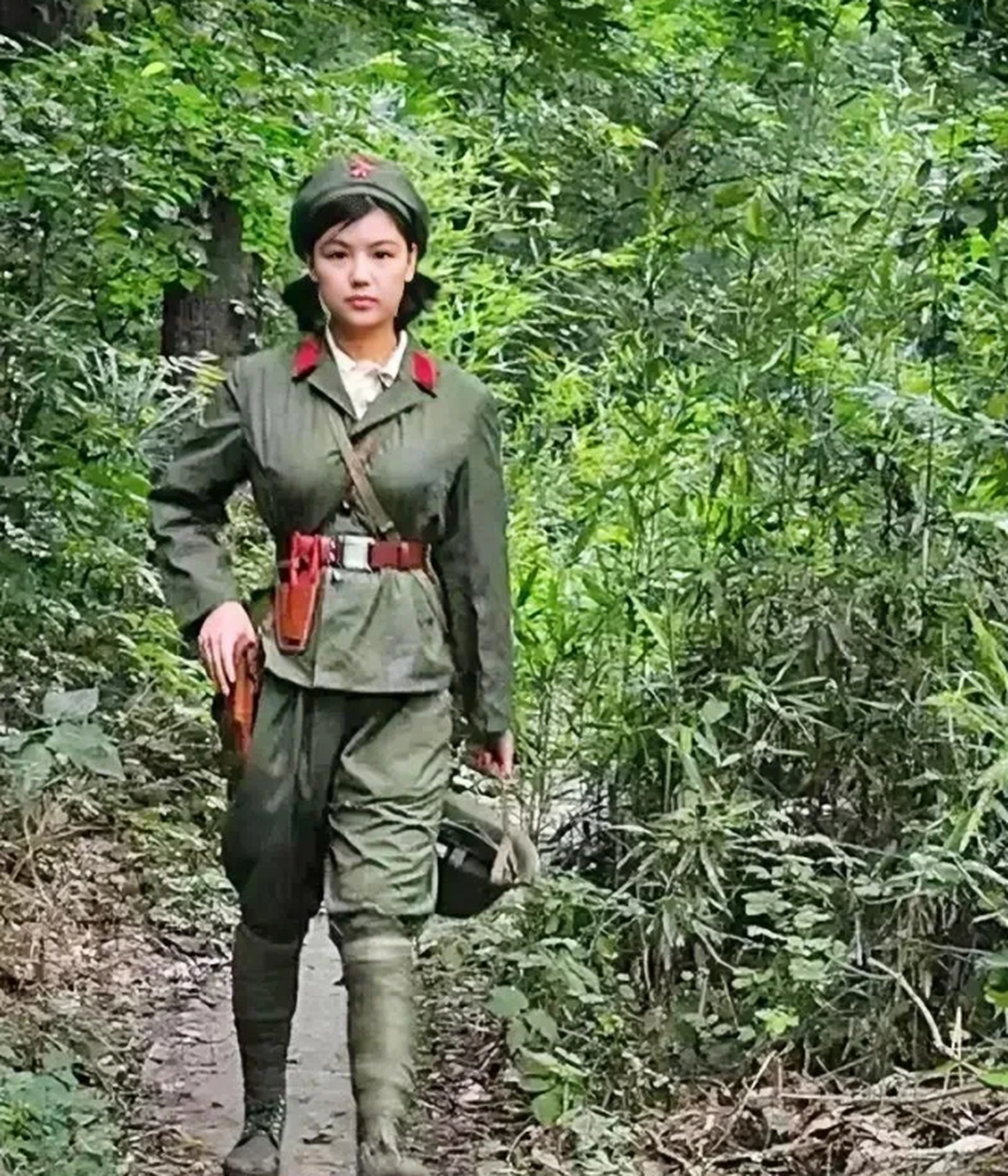 这是八十年代的一位解放军女战士