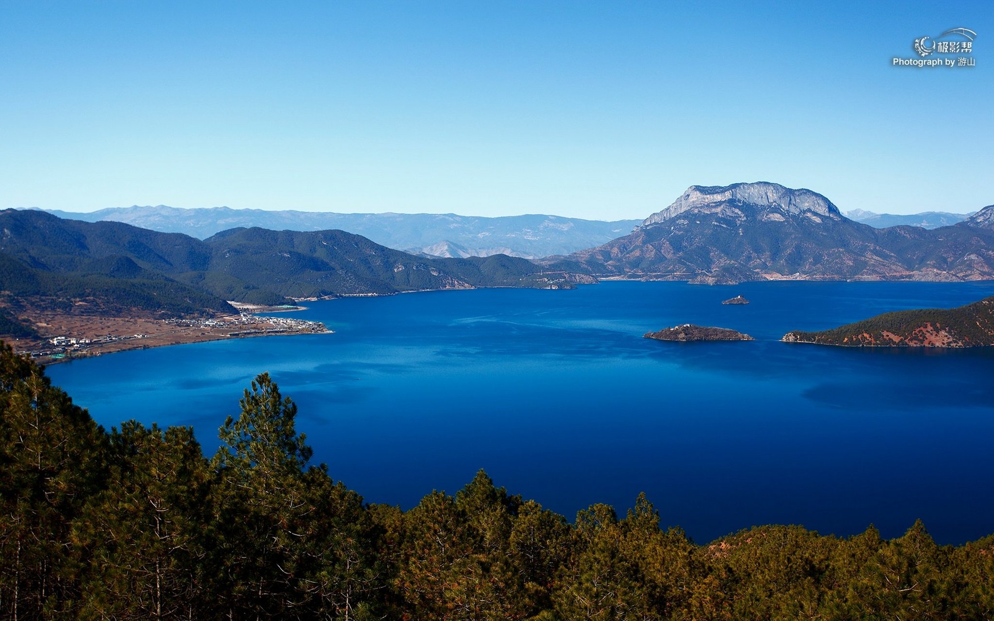 生活不止眼前的苟且,还有诗和远方#文案# #治愈系风景# #壁纸# #秋实