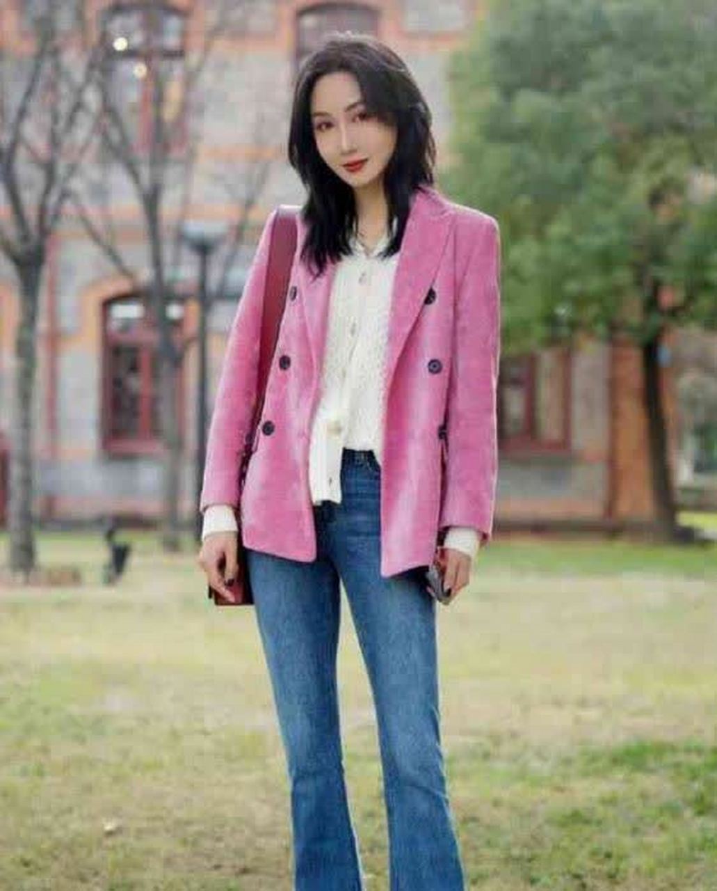 丹唇外朗的美女,一件粉色外套配蓝色牛仔裤,时尚帅气风范