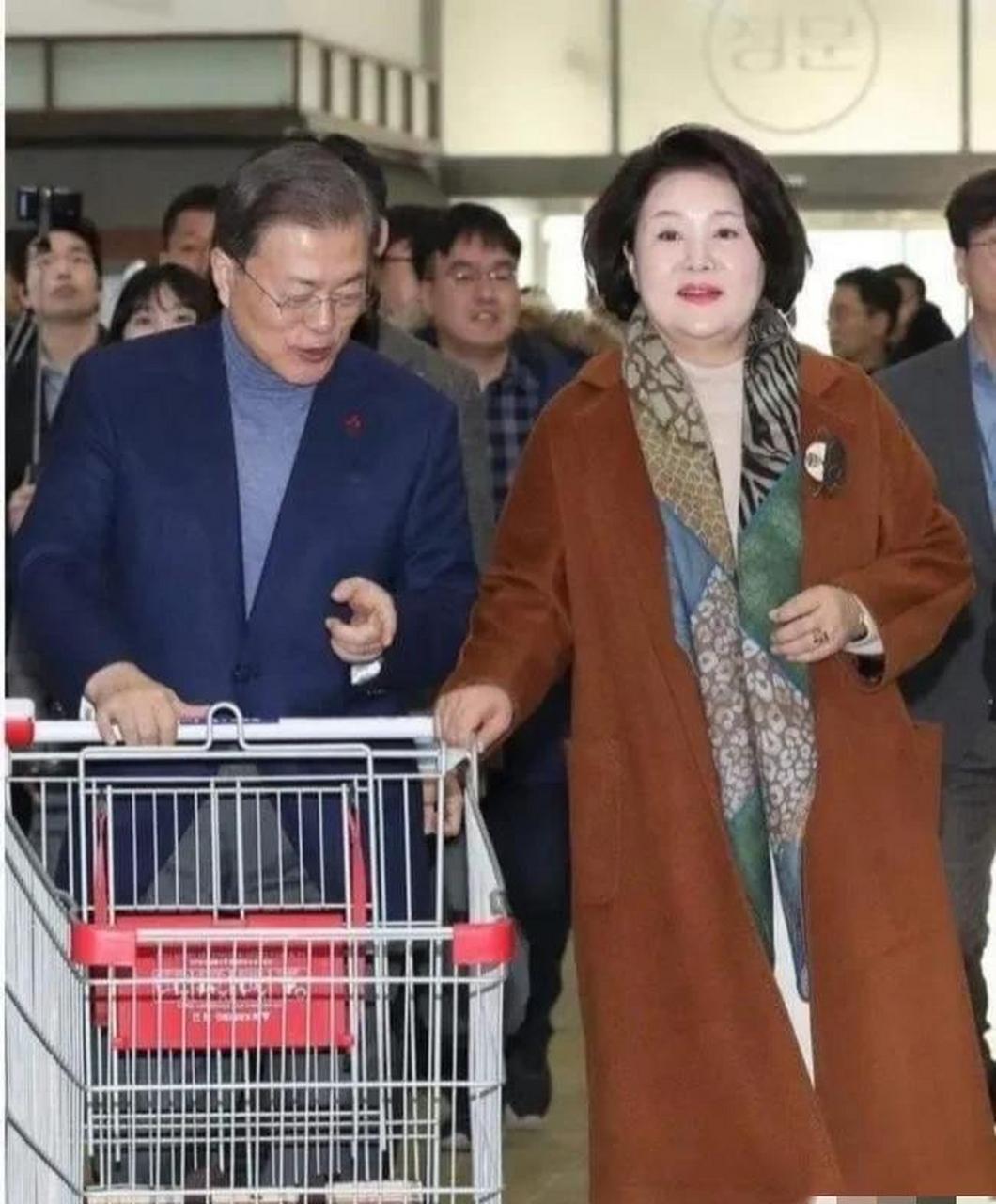 gif创作人# 韩国第一夫人金正淑,68岁也时髦,一副富贵相更是旺夫.