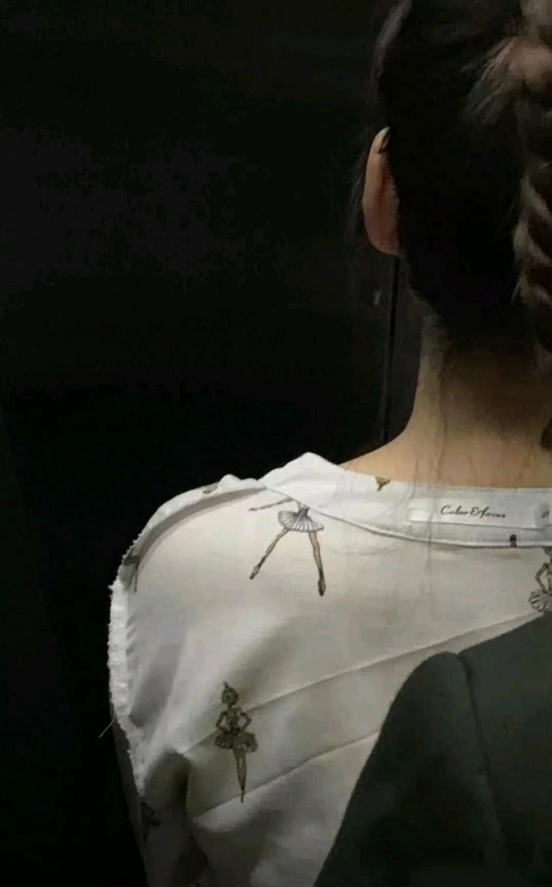 我该怎么告诉这个小姐姐的衣服穿反了[挠头]#搞笑