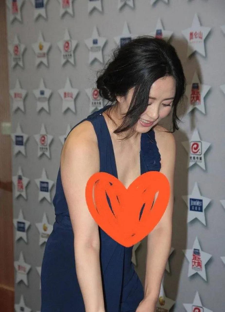 gif创作人# 杨童舒真的是越老越有女人味,一身蓝色深v长礼服,特别放